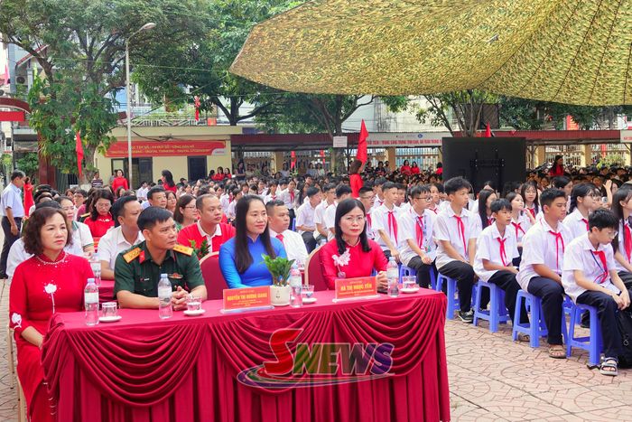 Các đại biểu dự Lễ khai giảng tại Trường THCS Nguyễn Trãi.