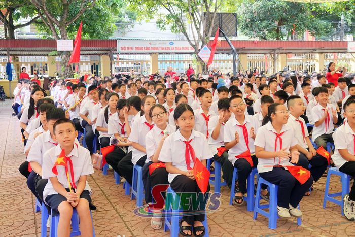 Các em học sinh khối lớp 6 tham dự Lễ khai giảng năm học 2026 -2027.