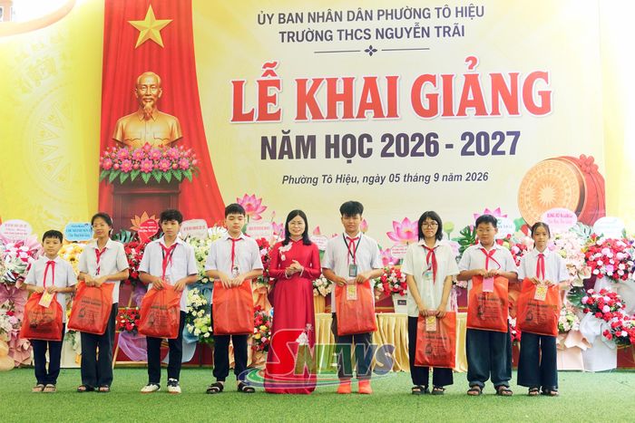 Đồng chí Hà Thị Ngọc Yến, Giám đốc Sở Khoa học và Công nghệ tặng quà cho các học sinh có thành tích xuất sắc trong năm học 2025-2026.