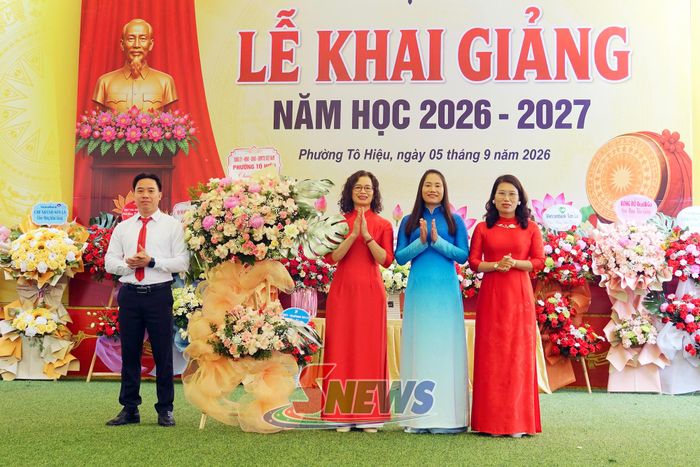 Lãnh đạo phường Tô Hiệu tặng hoa chúc mừng cô và trò nhà trường.