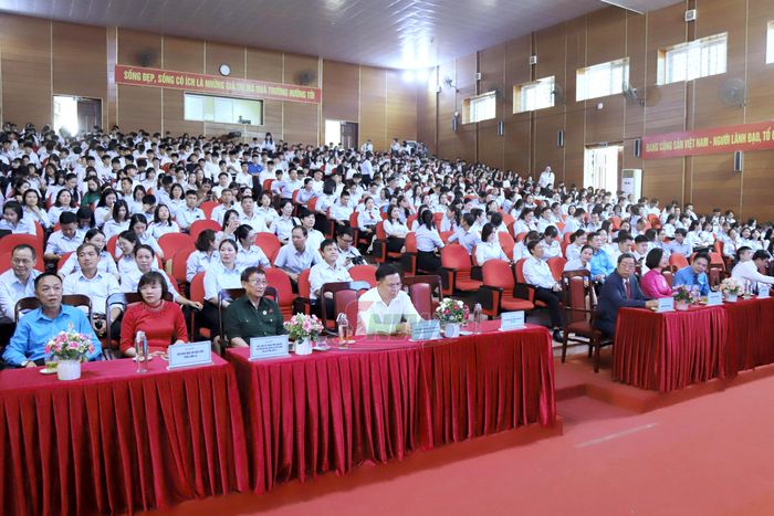Các đại biểu dự lễ khai giảng.