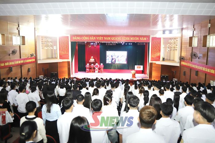 Các đại biểu, thầy cô giáo và các em học sinh, sinh viên Trường Cao đẳng Sơn La theo dõi khai giảng trực tuyến trên sóng VTV1.