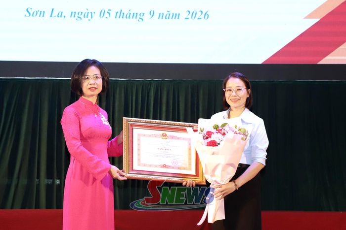 Đồng chí Hoàng Ngân Hoàn chuyển trao Bằng khen của Thủ tướng Chính phủ cho cá nhân.