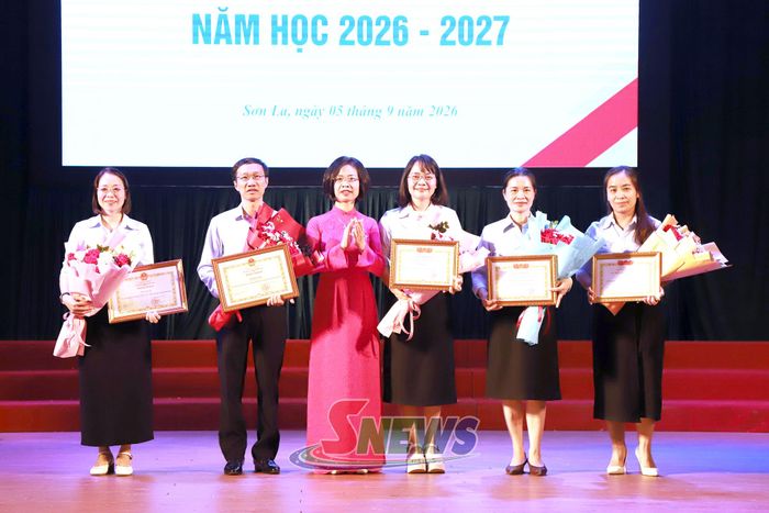 Đồng chí Hoàng Ngân Hoàn chuyển trao Bằng khen của Chủ tịch UBND tỉnh cho các cá nhân.