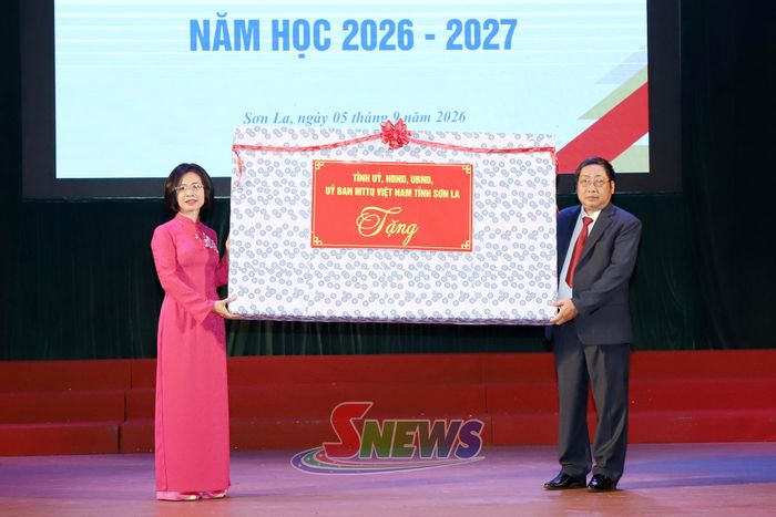 Đồng chí Hoàng Ngân Hoàn chuyển trao quà của Tỉnh ủy, HĐND, UBND, Ủy ban MTTQ Việt Nam tỉnh tặng nhà trường.