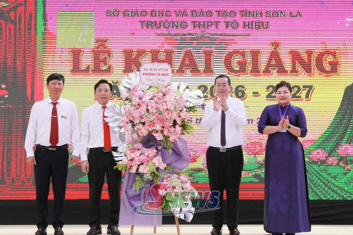 Lãnh đạo phường Tô Hiệu tặng hoa chúc mừng nhà trường.