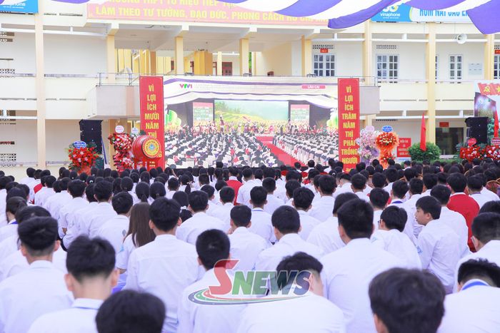 Các đại biểu, giáo viên và học sinh xem Chương trình truyền hình trực tiếp Lễ khai giảng năm học 2026 - 2027 tại điểm cầu trung tâm.