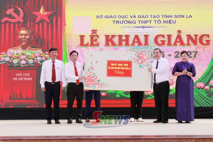 Lãnh đạo phường Tô Hiệu chuyển trao quà của Tỉnh ủy, HĐND, UBND, Ủy ban MTTQ Việt Nam tỉnh cho trường THPT Tô Hiệu.