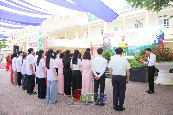 Các đại biểu và học sinh dâng hoa tưởng nhớ đồng chí Tô Hiệu.