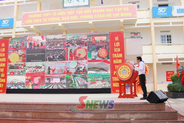 Hiệu trưởng Trường THPT Tô Hiệu đánh trống khai giảng năm học mới.