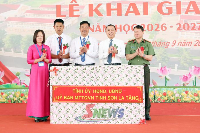 Đồng chí Nguyễn Đức Thành, Ủy viên Ban Thường vụ Tỉnh ủy, Trưởng ban Tổ chức Tỉnh ủy chuyển trao quà cho nhà trường.