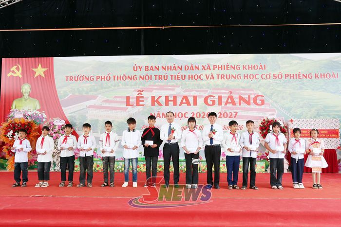 Đồng chí Nguyễn Đức Thành, Ủy viên Ban Thường vụ Tỉnh ủy, Trưởng ban Tổ chức Tỉnh ủy, chuyển trao quà của Hội Chữ thập đỏ cho học sinh nhà trường.