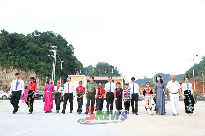 Các đại biểu và học sinh hân hoan dự Lễ khai giảng.