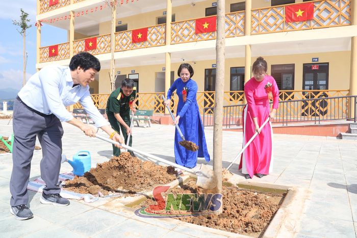 Các đại biểu trồng cây lưu niệm.