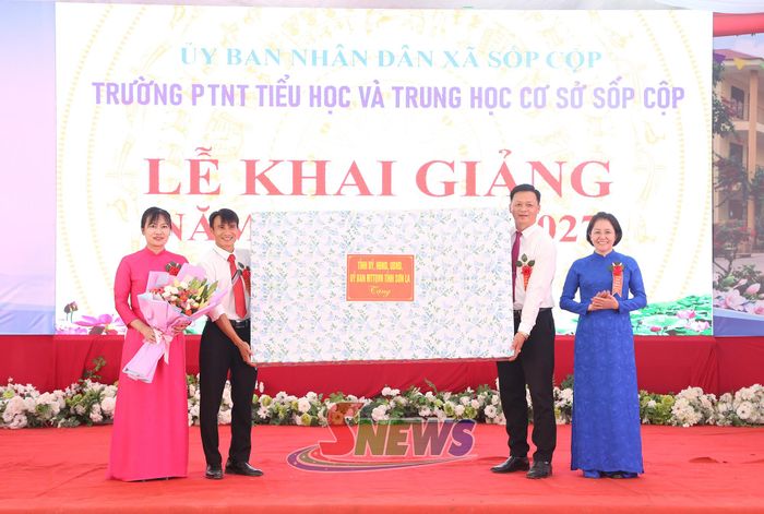 Đồng chí Chủ nhiệm Ủy ban Kiểm tra Tỉnh ủy tặng quà Trường Phổ thông nội trú TH - THCS Sốp Cộp.