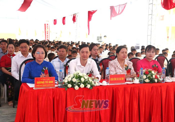Đồng chí Chủ nhiệm Ủy ban Kiểm tra Tỉnh ủy và các đại biểu dự Lễ khai giảng tại Trường Phổ thông nội trú TH - THCS Sốp Cộp.