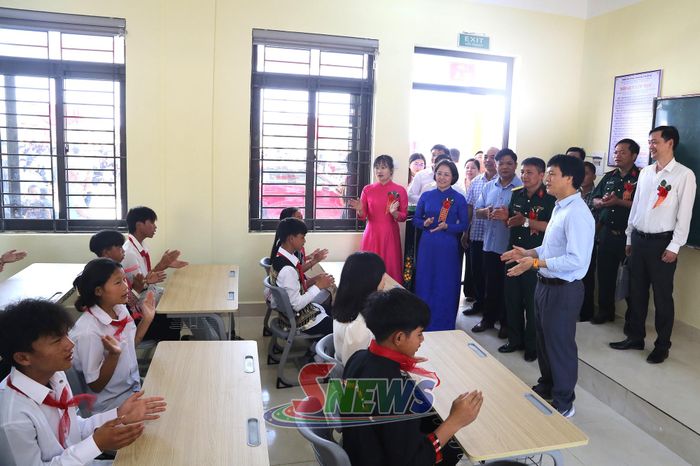 Các đại biểu tham quan lớp học Trường Phổ thông nội trú TH - THCS Sốp Cộp.