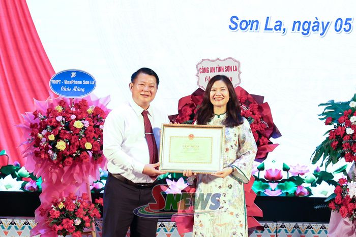 Đồng chí Lò Minh Hùng chuyển trao Bằng khen của Bộ trưởng Bộ Giáo dục và Đào tạo cho tập thể Khoa Khoa học Xã hội.