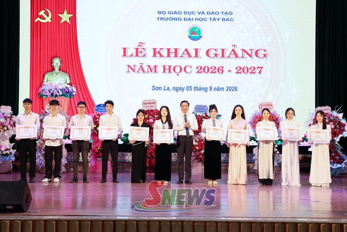 Hiệu trưởng Trường Đại học Tây Bắc tặng Giấy khen cho các sinh viên có điểm xét tuyển sinh cao trong kỳ thi tuyển sinh năm 2026.