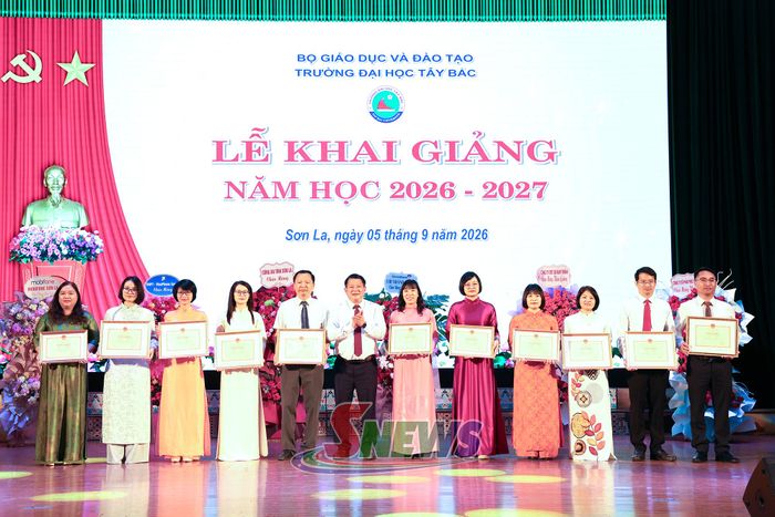 Đồng chí Lò Minh Hùng chuyển trao Bằng khen của Bộ trưởng Bộ Giáo dục và Đào tạo cho các cá nhân.