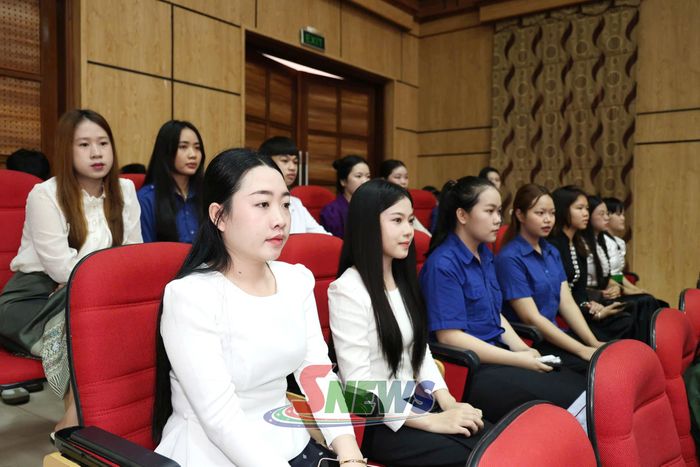 Lưu học sinh Lào dự Lễ khai giảng.