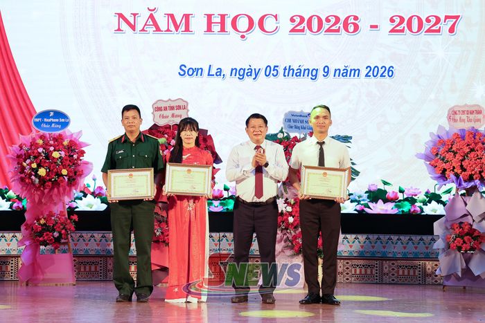 Đồng chí Lò Minh Hùng trao Bằng khen của Chủ tịch UBND tỉnh cho các cá nhân.