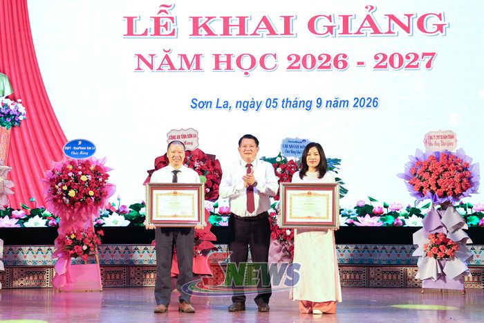 Đồng chí Lò Minh Hùng chuyển trao Bằng khen của Thủ tướng Chính phủ cho các cá nhân.