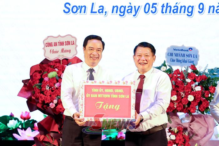 Đồng chí Lò Minh Hùng tặng quà cho Trường Đại học Tây Bắc.