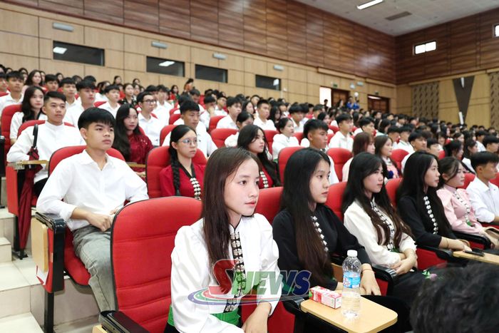 Sinh viên Trường Đại học Tây Bắc dự Lễ khai giảng.