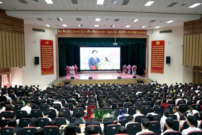Đại biểu và sinh viên theo dõi trực tuyến Lễ khai giảng năm học 2026 - 2027.