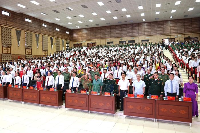 Các đại biểu, thầy cô và học sinh thực hiện nghi lễ chào cờ cùng các trượng học trên toàn quốc.