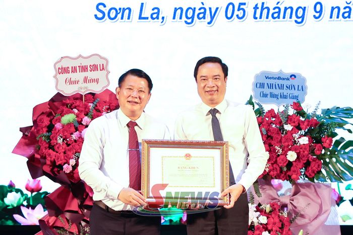 Đồng chí Lò Minh Hùng chuyển trao Bằng khen của Bộ trưởng Bộ Giáo dục và Đào tạo cho Trường Đại học Tây Bắc.