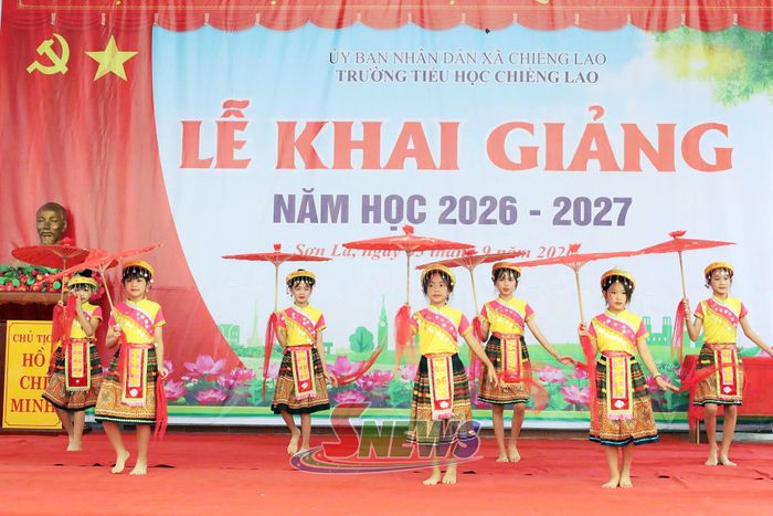 Tiết mục văn nghệ tại lễ khai giảng.