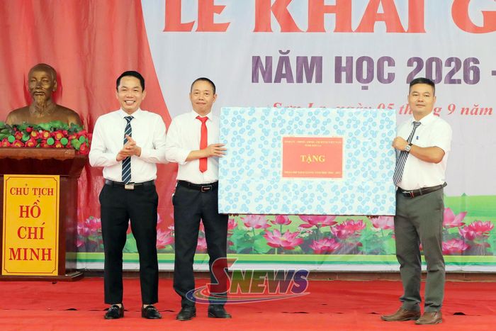 Đồng chí Nguyễn Văn Bắc chuyển trao quà của tỉnh cho Trường Tiểu học Chiềng Lao.