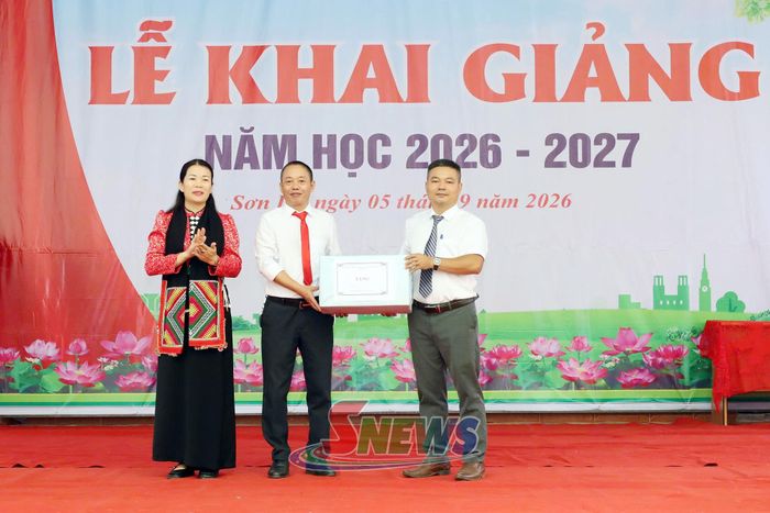 Lãnh đạo Đảng ủy xã Chiềng Lao tặng quà cho Trường Tiểu học Chiềng Lao.