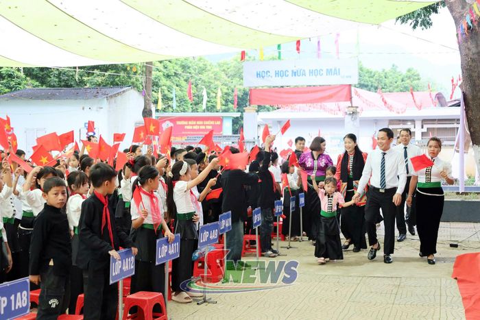 Trường Tiểu học Chiềng Lao đón học sinh vào lớp 1.