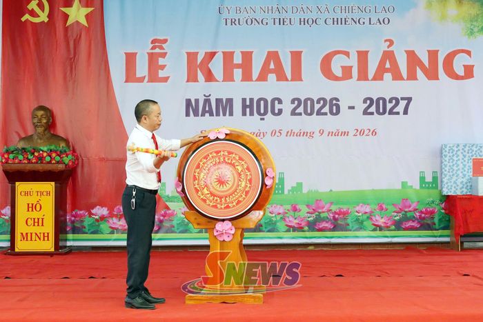 Hiệu trưởng Trường Tiểu học Chiềng Lao đánh trống khai trường năm học 2026-2027.