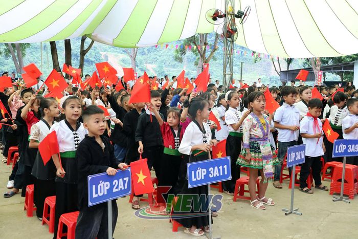 Các em học sinh điểm trường Hua Trai, Trường Tiểu học Chiềng Lao khai giảng năm học mới.