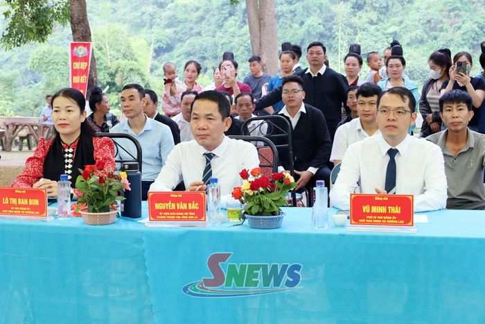 Các đại biểu tham dự lễ khai giảng.