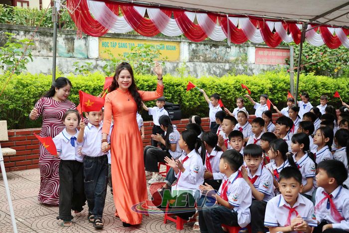 Các cô giáo đón học sinh lớp 1.