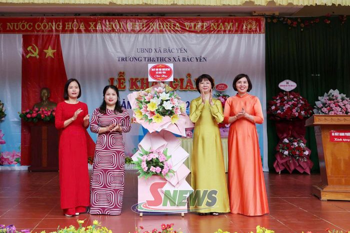 Lãnh đạo xã Bắc Yên tặng hoa chúc mừng thầy và trò nhà trường.