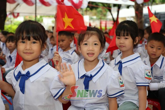 Các em học sinh lớp 1 dự lễ khai giảng