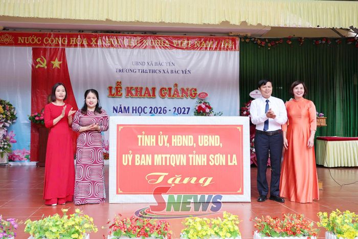 Đồng chí Lê Tiến Quân chuyển trao quà của Tỉnh uỷ, HĐND, UBND, Uỷ ban MTTQVN tỉnh cho Trường TH&THCS Bắc Yên.