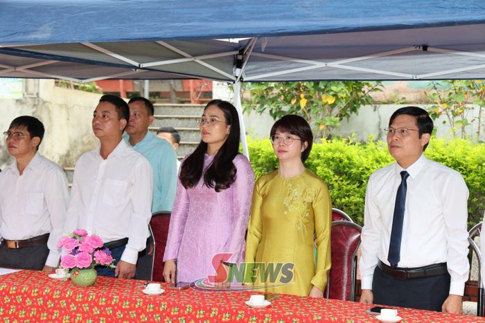 Các đại biểu thực hiện nghi lễ chào cờ.