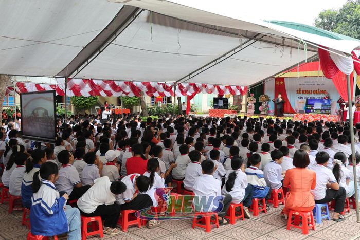Các đại biểu và học sinh theo dõi Lễ khai giảng được tổ chức trực tiếp từ điểm cầu Trung ương.