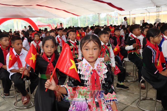 Học sinh Trường Phổ thông nội trú Tiểu học và THCS Mường Hung trong ngày khai giảng.