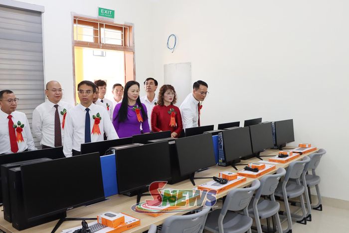 Các đại biểu tham quan phòng tin học.