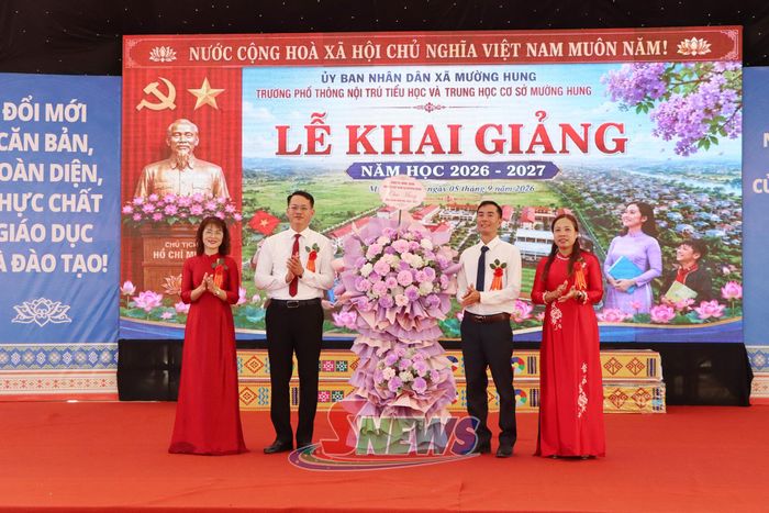 Lãnh đạo xã Mường Hung tặng quà cho nhà trường.