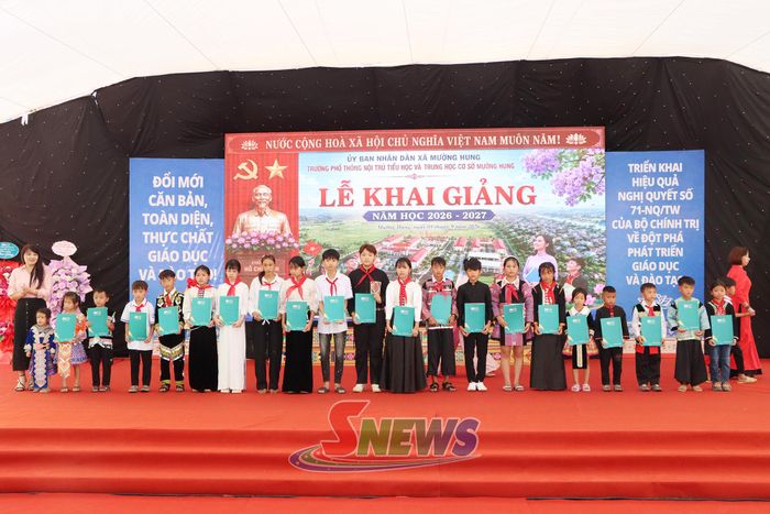 Công ty Bảo hiểm BIDV Tây Bắc tặng quà cho học sinh có hoàn cảnh khó khăn.