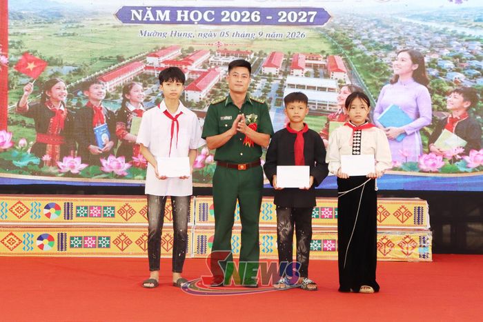Đồn Biên phòng Mường Cai tặng quà cho học sinh có hoàn cảnh khó khăn.